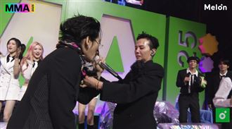 GD唱一半麥克風給後輩　韓媒狠批唱功不足