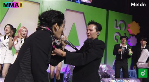 GD唱一半麥克風給後輩　韓媒狠批唱功不足