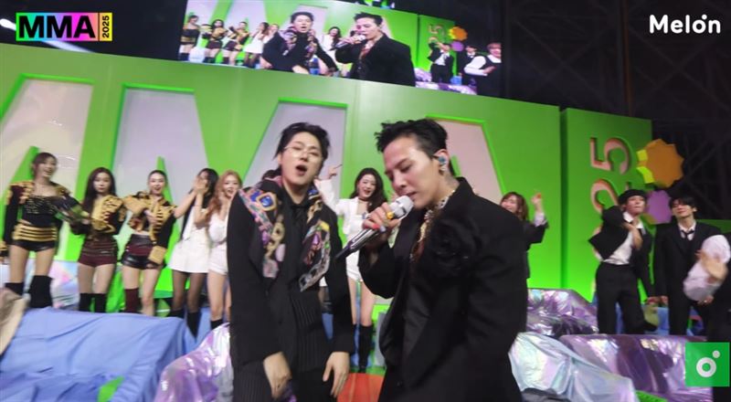 GD在MMA頒獎典禮演唱到〈Crooked〉時，把麥克風交給ZICO唱。（圖／翻攝自멜론 Melon YT）