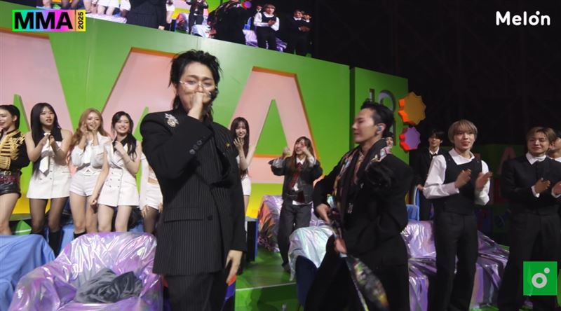 GD在MMA頒獎典禮演唱到〈Crooked〉時，把麥克風交給ZICO唱。（圖／翻攝自멜론 Melon YT）