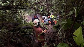 消防隊準備救援連人帶車摔落山坡的2名少女。（圖／翻攝畫面）