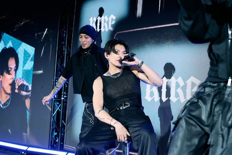 潮流創作歌手 KIRE 凱爾於高雄時尚大賞決賽現場壓軸演出，結合音樂節奏、燈光效果與時尚舞台，為活動注入跨界潮流氛圍。（圖／高雄市政府提供）