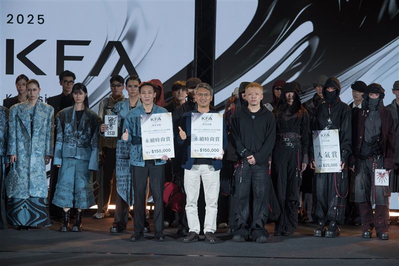 「永續時尚賞」獲獎作品實現永續與時尚的設計核心，獲得日月光投控、日月光社企、日月光環保永續基金會高度肯定，由日月光副總溫俊哲（中）代表頒獎。（圖／高雄市政府提供）