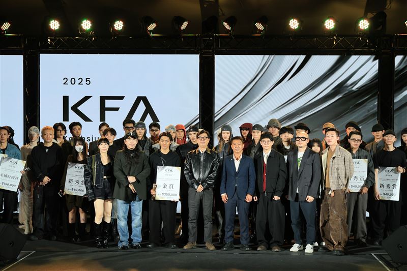 第六屆高雄時尚大賞評審團由台灣服飾設計師協會理事長竇騰璜（前排右二）、時尚鬼才周裕穎（前排左二）、潮流先鋒NAMESAKE Michael（前排右一），以及在地品牌ERIKA CHUNG設計師ERIKA（前排左一）共組陣容，以專業視角選出具潛力的青年設計新星。圖為市長陳其邁（前排左四）與立委許智傑（前排右四）及青年局長林楷軒（前排右三）與評審團及設計師合影。（圖／高雄市政府提供）