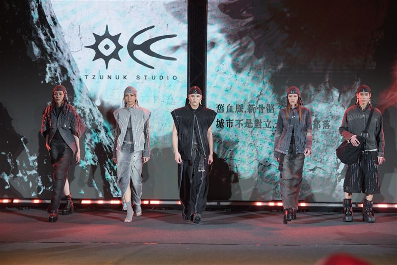 金賞獲獎品牌「TZUNUK」，以自身為都市化原住民為靈感，詮釋傳統服飾與現代服裝的結合。（圖／高雄市政府提供）