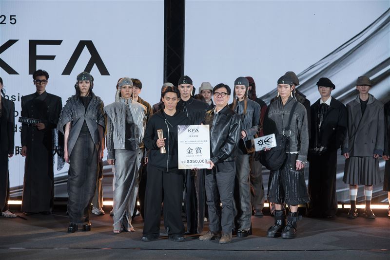 高雄市長陳其邁（右）出席第六屆高雄時尚大賞總決賽，親自頒發金賞獎項予以得獎設計品牌「TZUNUK」，以行動肯定青年設計實力，支持新銳品牌邁向國際。（圖／高雄市政府提供）