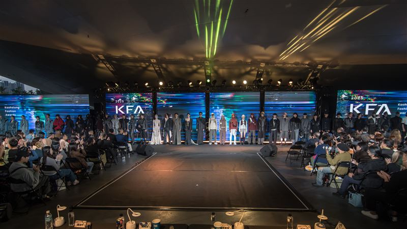 第六屆高雄時尚大賞總決賽昨（20日）晚於衛武營榕樹廣場登場，伊林模特與潮模訓練營選拔出的模特新星，動態呈現8組新銳品牌入選決賽的40套創作作品，展現青年設計多元風格與創作能量。（圖／高雄市政府提供）