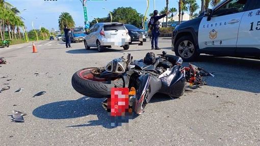 花蓮紅牌重機疑闖紅燈撞車！騎士頭破慘死