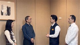 台北市長蔣萬安下午赴台大醫院向醫師顏瑞昇、顏均蓉父女檔。（圖／台北市政府提供） 