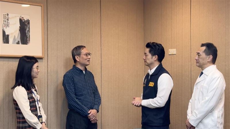 台北市長蔣萬安下午赴台大醫院向醫師顏瑞昇（左2）、顏均蓉（左1）父女檔致謝。（圖／台北市政府提供）