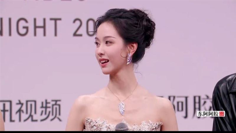 遭爆「牙齒冒異狀」！陳都靈首現身全被拍