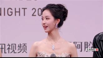 遭爆「牙齒冒異狀」！陳都靈首現身全被拍