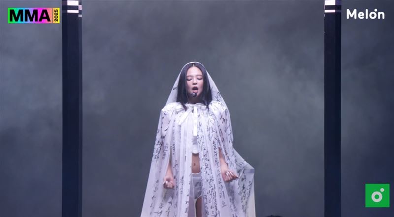 Jennie登上MMA頒獎典禮演出。（圖／翻攝自멜론 Melon YT）