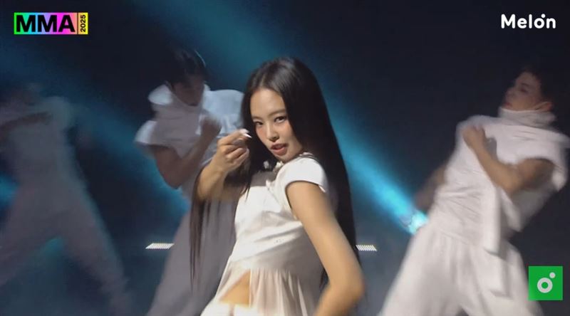 Jennie登上MMA頒獎典禮演出，一連帶來三首歌。（圖／翻攝自멜론 Melon YT）