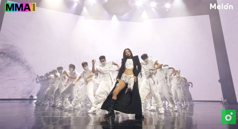 Jennie登上MMA頒獎典禮上火力全開演出。（圖／翻攝自멜론 Melon YT）