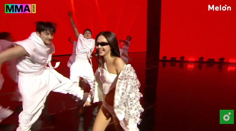 Jennie在演唱到有關前男友的關鍵歌詞時露出微笑。（圖／翻攝自멜론 Melon YT）