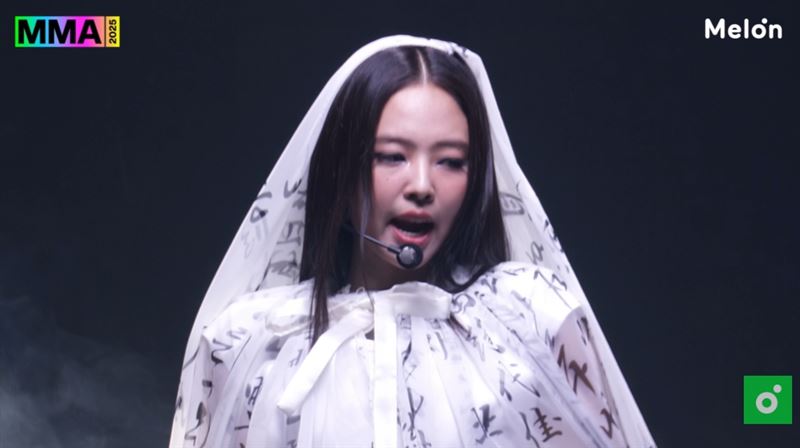 Jennie演唱〈Seoul City〉舞台上配戴巨大面紗。（圖／翻攝自멜론 Melon YT）
