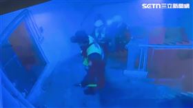 中山警方一路狂奔趕抵誠品南西店頂樓。（圖／翻攝畫面）