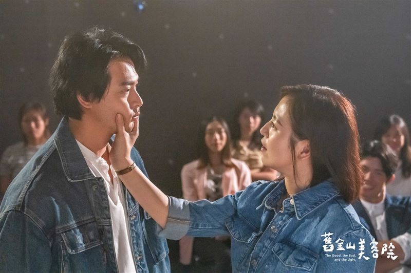 劉品言（右）嗆連晨翔（左）告白又裝沒事，簡直是渣男。（圖／TVBS提供）