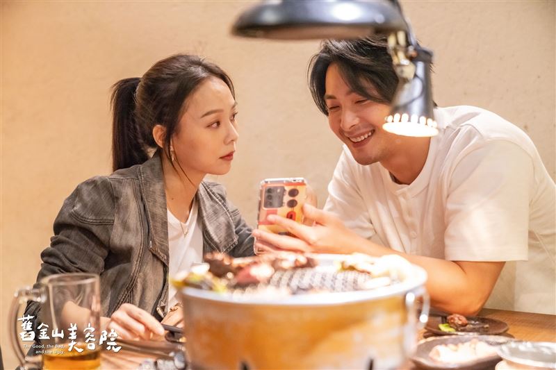 孫淑媚（左）利用工作之便，把握與連晨翔相處的機會。（圖／TVBS提供）