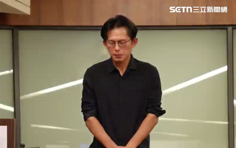 黃國昌出席活動時替罹難者跟傷者默哀近半分鐘。（圖／翻攝畫面）