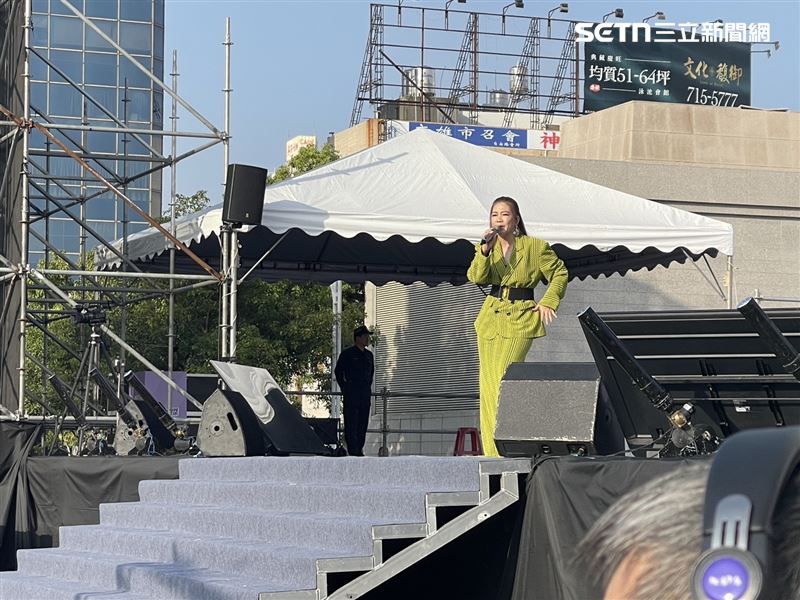 造勢活動邀請台語歌手黃妃開場，炒熱現場氣氛。（圖／記者洪正達攝影）