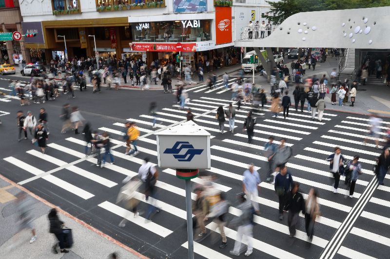 去年底台北捷運爆發「張文捷運殺人案」，恰巧與兒少節目「鹹魚小隊」拍攝捷運隨機殺人主題的時間相近。圖為案發地之一的誠品南西店外圍商圈。（圖／中央社）