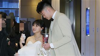 陳詩爆乳白紗辦婚宴　王齊麟貼心護孕肚