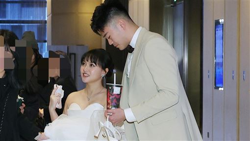 陳詩爆乳白紗辦婚宴　王齊麟貼心護孕肚