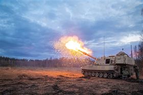 美國國務院18日宣布對我出售八項軍售，總金額高達111億餘美元，其中包括60輛M109A7自走砲及配套裝備。資深軍政人士今天指出，美方承諾售台M109A7自走砲的全案總數量為120輛，18日宣佈的60輛是第一階段，未來在第一階段執行到一定程度之後，就會啟動第二階段60輛的購案。圖為美國陸軍的M109A7「帕拉丁」自走砲。（取自美國國防部官網）