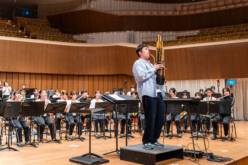 橘色惡魔粉絲、A_Root同根生團長現身衛武營，和橘色惡魔圓夢共演〈Swing Swing Swing〉！（圖／文總提供）