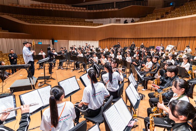 橘色惡魔粉絲、A_Root同根生團長現身衛武營，和橘色惡魔圓夢共演〈Swing Swing Swing〉！（圖／文總提供）