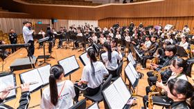 橘色惡魔粉絲、A_Root同根生團長現身衛武營，和橘色惡魔圓夢共演〈Swing Swing Swing〉！（圖／文總提供）