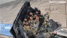 警方在旅館扣到的煤油彈，以及誠品南西店掉落的煙霧彈。（圖／翻攝畫面）