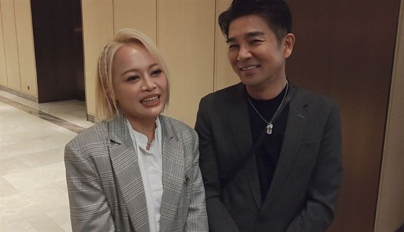 戴愛玲（左）、謝承均出席王齊麟、陳詩媛婚宴。（圖／記者鍾智凱攝影）