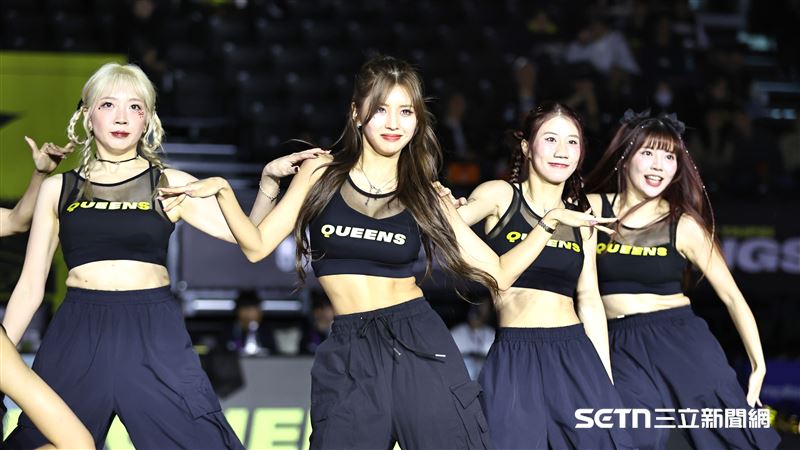 TPBL例行賽，韓籍啦啦隊員全恩菲和新北國王啦啦隊QUEENS跳開場舞。（圖／記者劉彥池攝影）