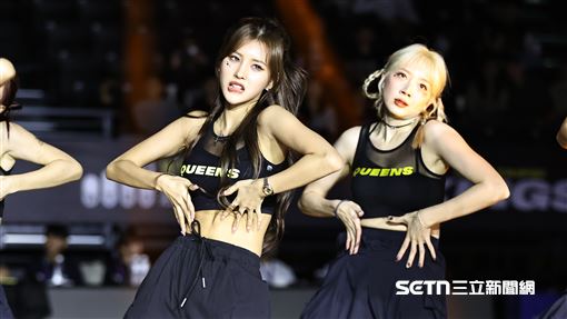 獨／全恩菲開場舞性感咬唇　她說臨時起意