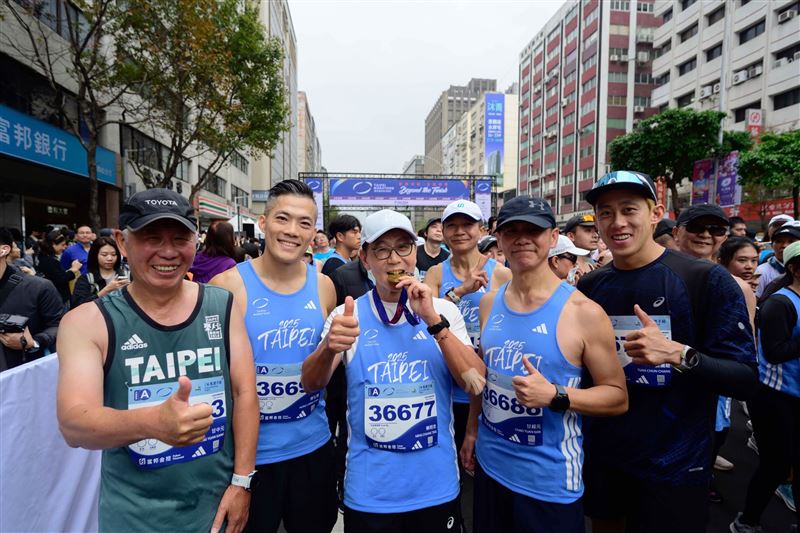 台北馬終點線太香了！富邦金控祭出超強福利，Fubon Angels丹丹、Tiffany、Jessy、安娜、維心、Kapo與富邦悍將球星現身終點，親手為跑者掛上完賽獎牌。女神甜美笑容讓力竭的跑者瞬間「原地回血」，現場氣氛嗨翻，網友暴動直呼：「明年絕對要報名！」（圖／富邦提供）