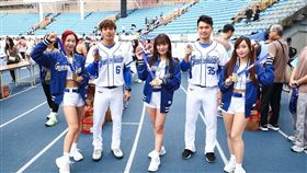 台北馬終點線太香了！富邦金控祭出超強福利，Fubon Angels丹丹、Tiffany、Jessy、安娜、維心、Kapo與富邦悍將球星現身終點，親手為跑者掛上完賽獎牌。女神甜美笑容讓力竭的跑者瞬間「原地回血」，現場氣氛嗨翻，網友暴動直呼：「明年絕對要報名！」（圖／富邦提供） 