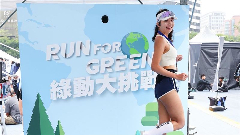 台北馬終點線太香了！富邦金控祭出超強福利，Fubon Angels丹丹、Tiffany、Jessy、安娜、維心、Kapo與富邦悍將球星現身終點，親手為跑者掛上完賽獎牌。女神甜美笑容讓力竭的跑者瞬間「原地回血」，現場氣氛嗨翻，網友暴動直呼：「明年絕對要報名！」（圖／富邦提供）