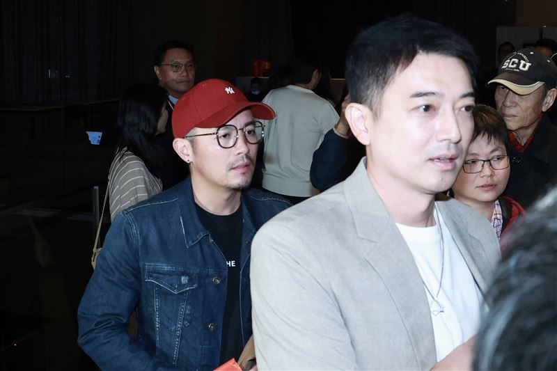 范逸臣（左）與田家達出席陳詩媛、王齊麟婚宴。（圖／記者鄭孟晃攝影）