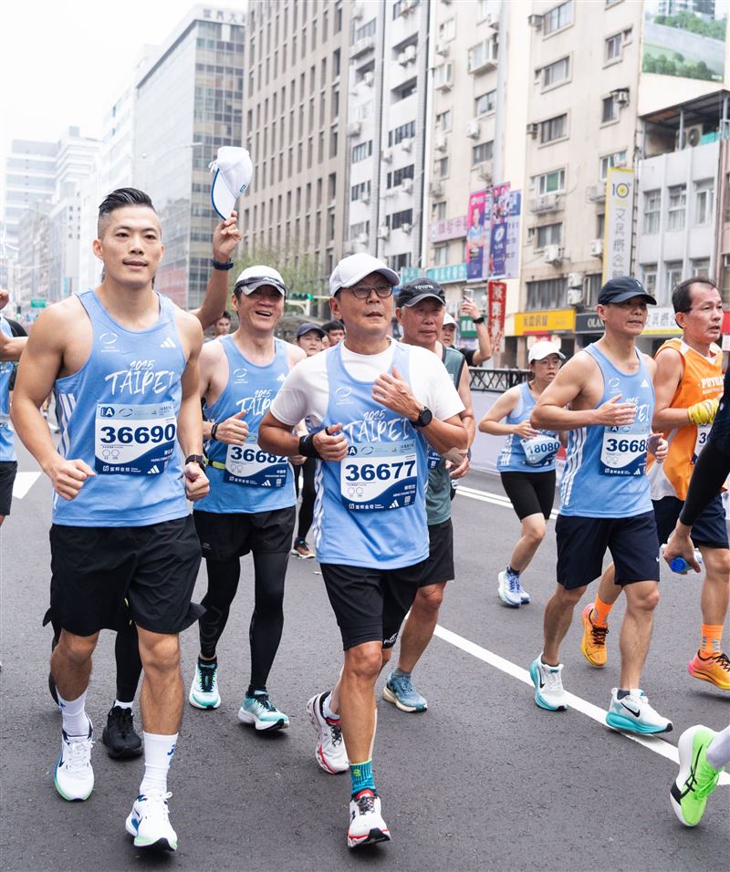 富邦集團董事長蔡明忠（中）今日第12度親自下場，挑戰2025台北馬拉松半馬並順利完賽！他強調跑步帶來紀律，並宣布種下10萬棵樹目標提前達成。蔡明忠不僅以身作則，更號召員工擔任視障陪跑員，終點線還有Fubon Angels與悍將球星溫馨掛牌，展現企業最強凝聚力。（圖／富邦提供）