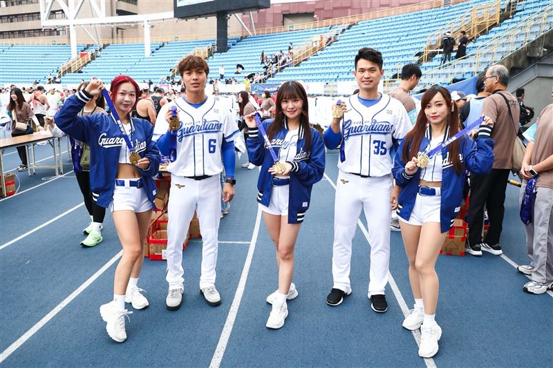 富邦集團董事長蔡明忠（中）今日第12度親自下場，挑戰2025台北馬拉松半馬並順利完賽！他強調跑步帶來紀律，並宣布種下10萬棵樹目標提前達成。蔡明忠不僅以身作則，更號召員工擔任視障陪跑員，終點線還有Fubon Angels與悍將球星溫馨掛牌，展現企業最強凝聚力。（圖／富邦提供）