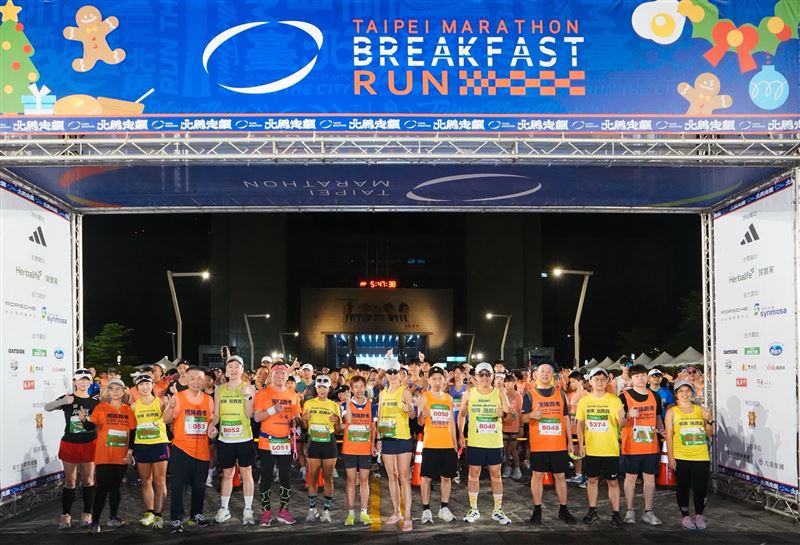 富邦集團董事長蔡明忠（中）今日第12度親自下場，挑戰2025台北馬拉松半馬並順利完賽！他強調跑步帶來紀律，並宣布種下10萬棵樹目標提前達成。蔡明忠不僅以身作則，更號召員工擔任視障陪跑員，終點線還有Fubon Angels與悍將球星溫馨掛牌，展現企業最強凝聚力。（圖／富邦提供）