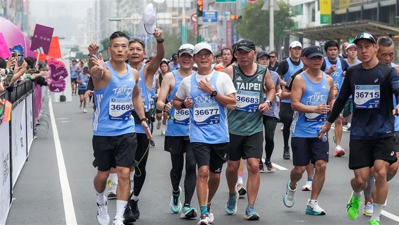 富邦集團董事長蔡明忠（中）今日第12度親自下場，挑戰2025台北馬拉松半馬並順利完賽！他強調跑步帶來紀律，並宣布種下10萬棵樹目標提前達成。蔡明忠不僅以身作則，更號召員工擔任視障陪跑員，終點線還有Fubon Angels與悍將球星溫馨掛牌，展現企業最強凝聚力。（圖／富邦提供）
