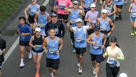 富邦集團董事長蔡明忠（中）今日第12度親自下場，挑戰2025台北馬拉松半馬並順利完賽！他強調跑步帶來紀律，並宣布種下10萬棵樹目標提前達成。蔡明忠不僅以身作則，更號召員工擔任視障陪跑員，終點線還有Fubon Angels與悍將球星溫馨掛牌，展現企業最強凝聚力。（圖／富邦提供） 