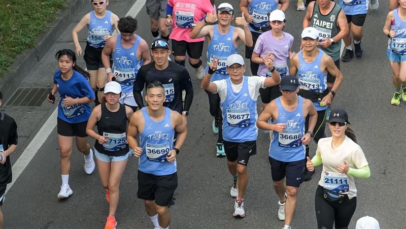 富邦集團董事長蔡明忠（中）今日第12度親自下場，挑戰2025台北馬拉松半馬並順利完賽！他強調跑步帶來紀律，並宣布種下10萬棵樹目標提前達成。蔡明忠不僅以身作則，更號召員工擔任視障陪跑員，終點線還有Fubon Angels與悍將球星溫馨掛牌，展現企業最強凝聚力。（圖／富邦提供）