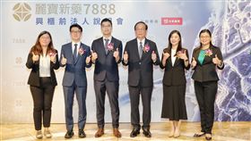 麗寶新藥生物科技股份有限公司經營團隊，由左至右為副總 李孟娜、商轉技術長 蔡欣航、總經理 劉朝瀚、董事長 王鼎然、財務長 林佳慧、臨床副總 林冠吟 。（圖／麗寶新藥）