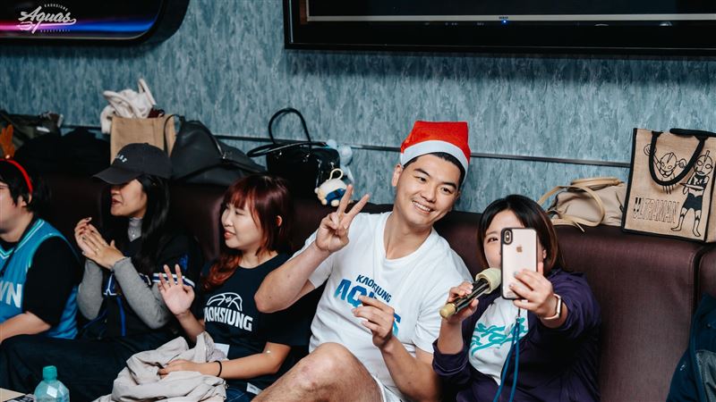 高雄全家海神聖誕趴，胡瓏貿、蘇文儒、唐維傑、廖偉皓與球迷同樂。（圖／高雄全家海神提供）