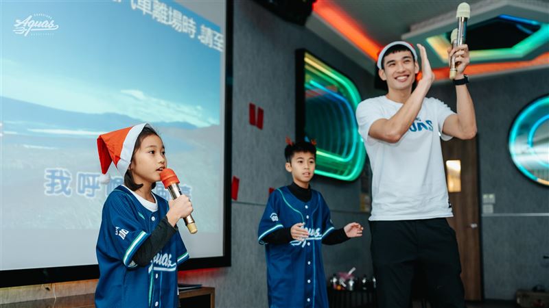 高雄全家海神聖誕趴，胡瓏貿、蘇文儒、唐維傑、廖偉皓與球迷同樂。（圖／高雄全家海神提供）